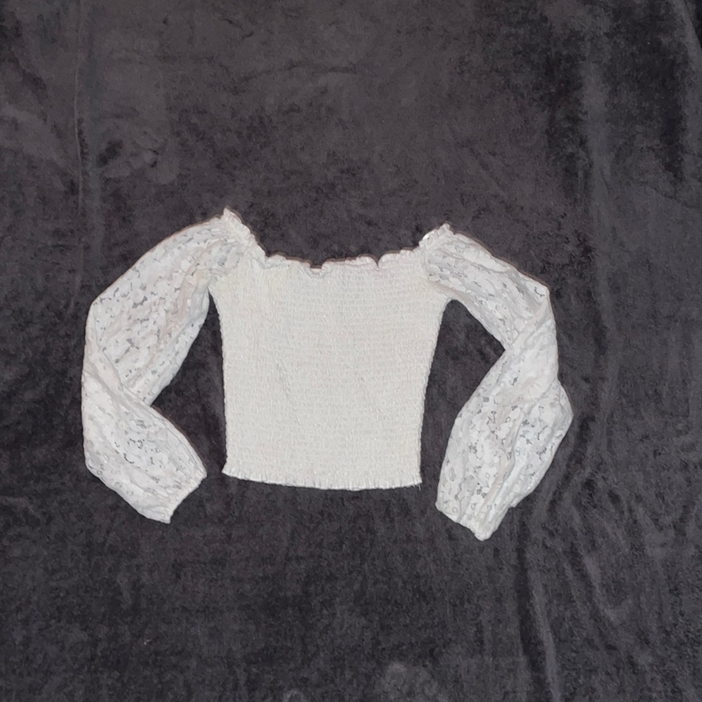 Hollister top. size small, could fit xsmall.
